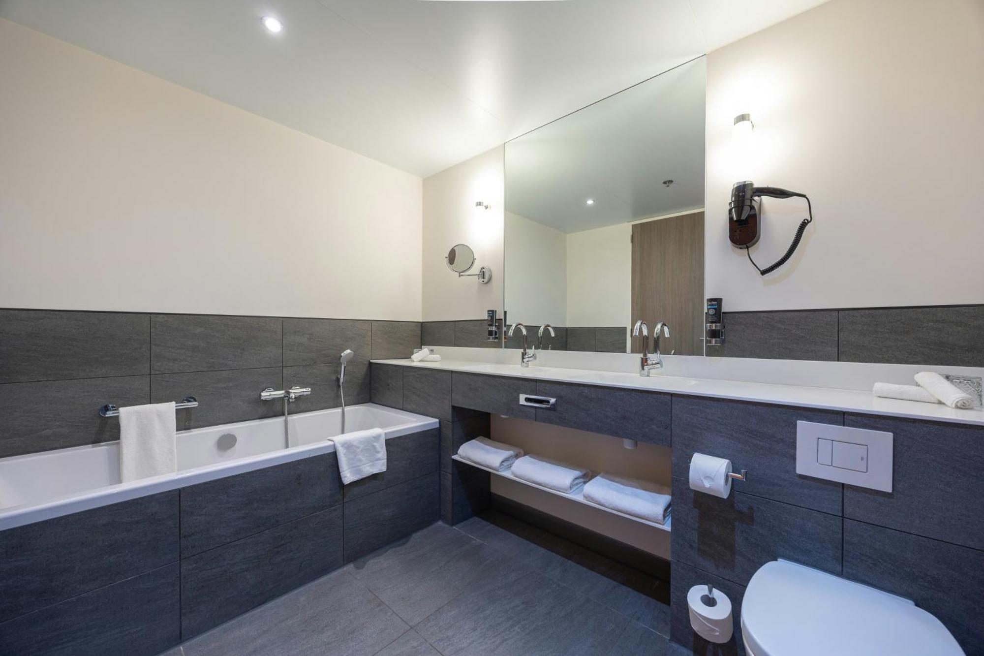 Executive Kamer met 1 kingsize bed en 1 eenpersoonsbed met panoramisch uitzicht