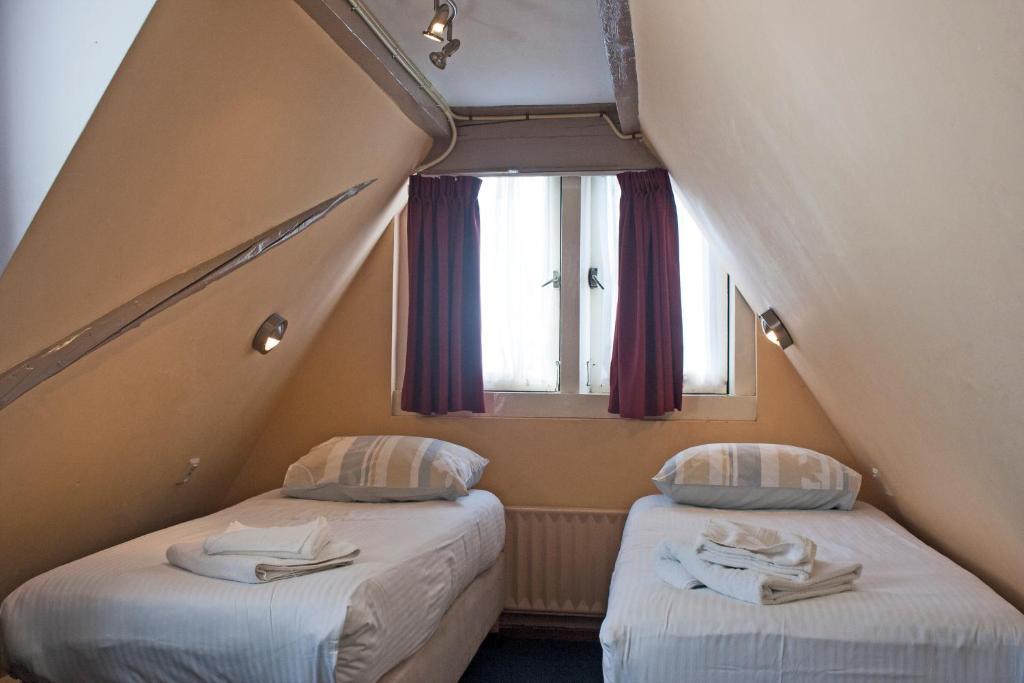 Chambre Lits Jumeaux avec Salle de Bains Commune
